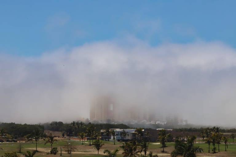 ‘Borra’ la neblina partes de Mazatlán; pinta zonas de blanco