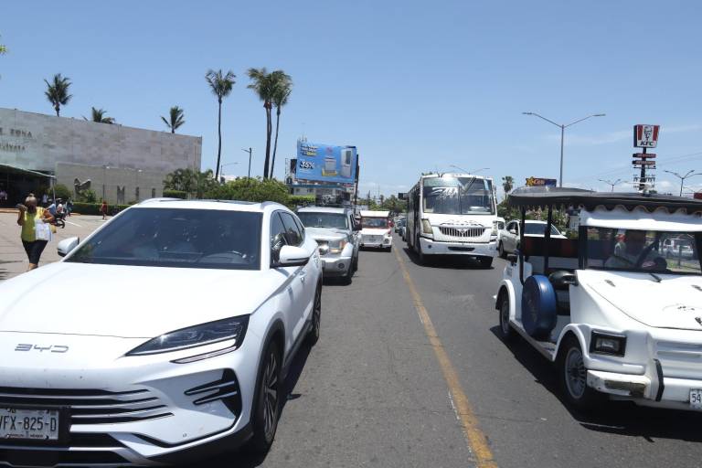 Carril preferencial en Mazatlán, un programa vial que nadie respeta: ni camioneros ni automovilistas