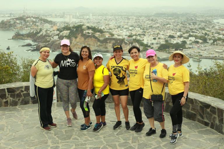 Damas de Anspac Mazatlán se ejercitan al subir al Faro