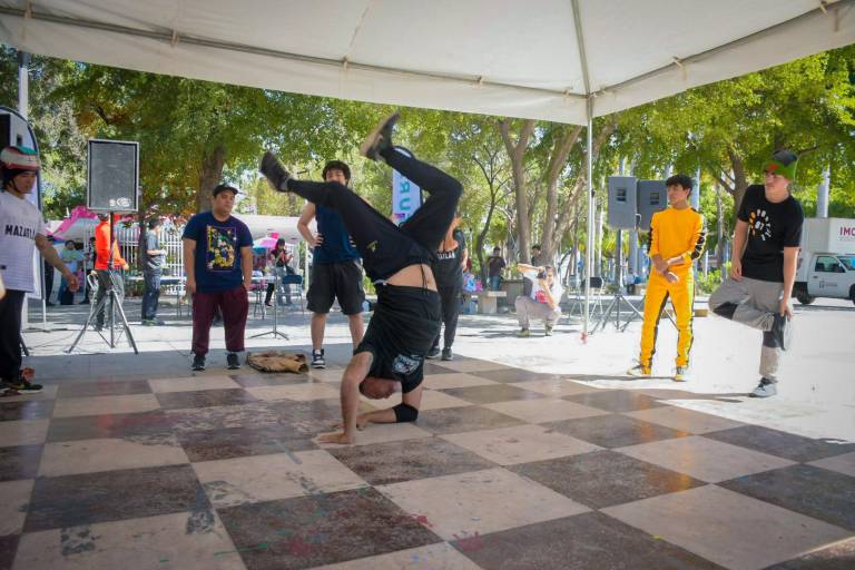 Bailan jóvenes en busca de la paz
