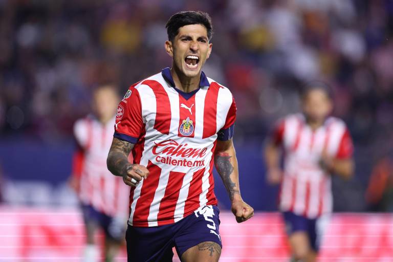 Chivas liga victoria con doblete de Víctor Guzmán