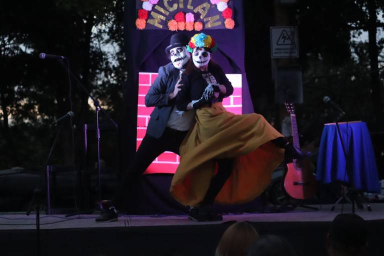 Disfrutan del teatro en el Parque Culiacán