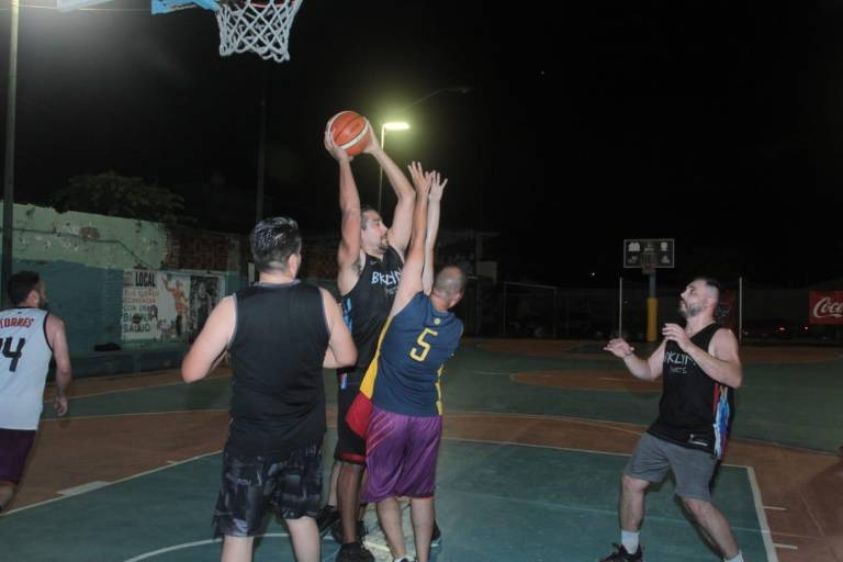 Mariscos El Pirata navega por aguas tranquilas en la Liga Empresarial de Baloncesto