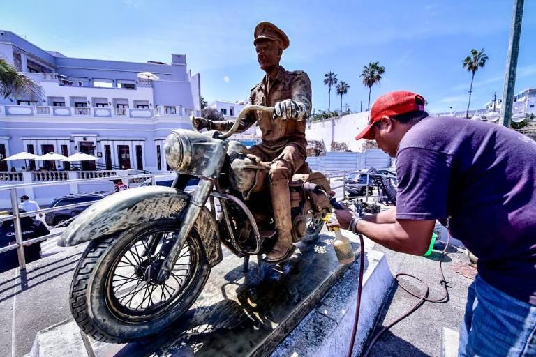 Restauran monumentos de Olas Altas, en Mazatlán