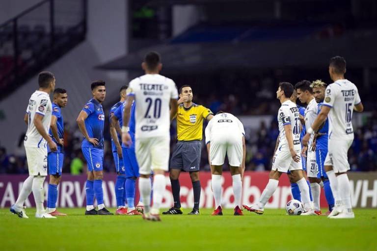 El ‘grito homofóbico’ vuelve a poner en jaque al futbol mexicano