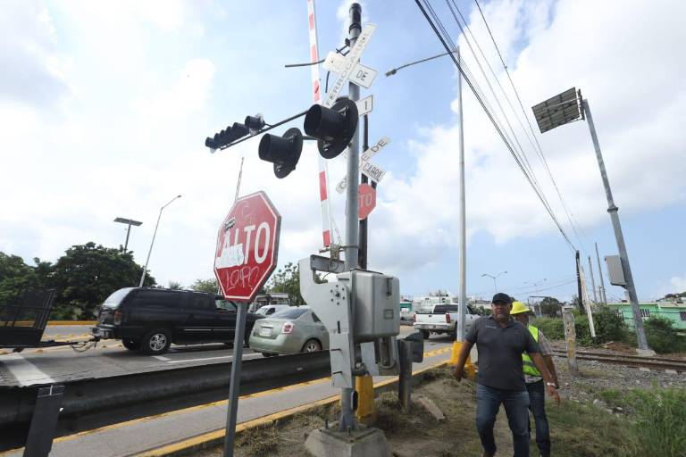 Instalan plumas automatizadas en cruces ferroviarios de avenidas Santa Rosa y ‘Peche’ Rice para prevenir accidentes