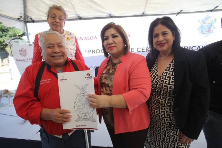 Entregan 104 escrituras en colonia Labastida Ochoa en Mazatlán