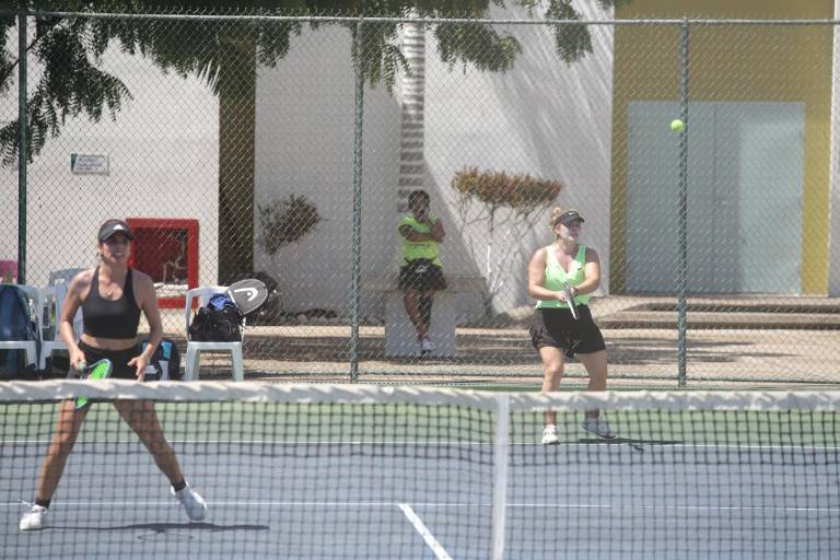 Domina Muralla a Club Cachoras en Tenis Bajo Techo