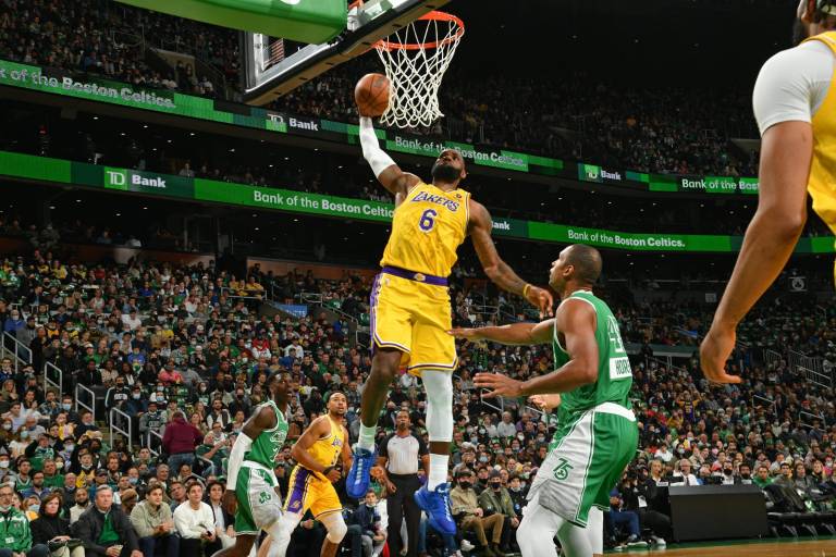 Regreso de LeBron James no es suficiente y Lakers cae ante Celtics