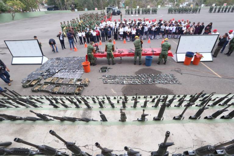 Destruye Ejército en Mazatlán armamento decomisado y puesto a su disposición