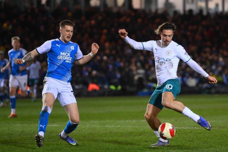 Manchester City eliminó al Peterborough con goles de Mahrez y Grealish