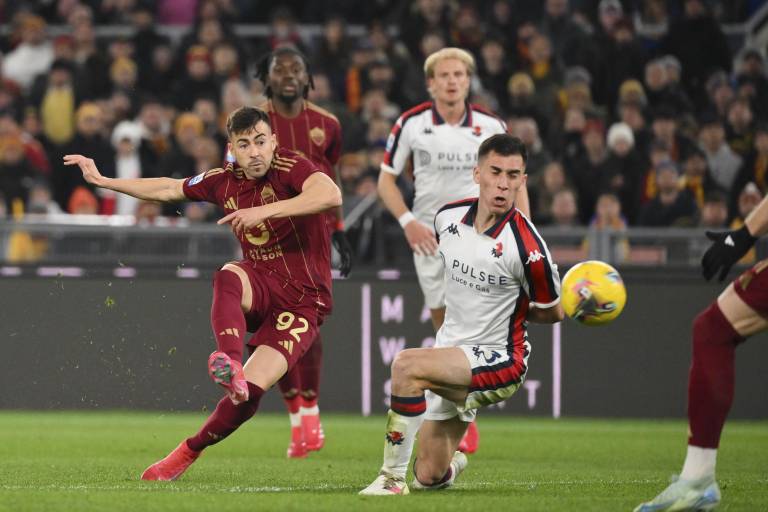 La Roma de Ranieri gana al Genoa de Johan Vásquez y se acerca a Europa