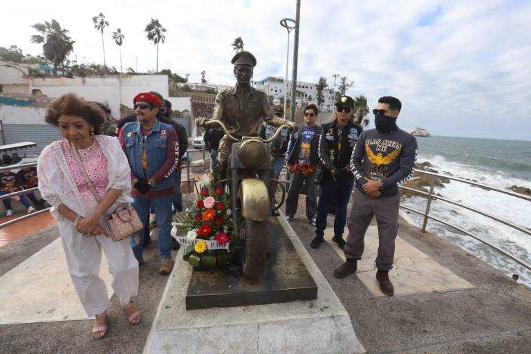 Rinden homenaje a Pedro Infante frente al mar por su 107 aniversario de nacimiento