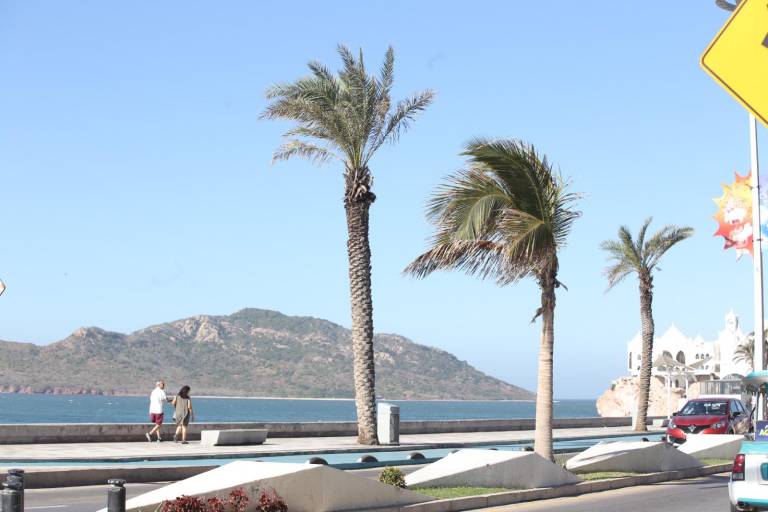 Debido a las condiciones de viento, en Mazatlán prohíben inflables en la playa