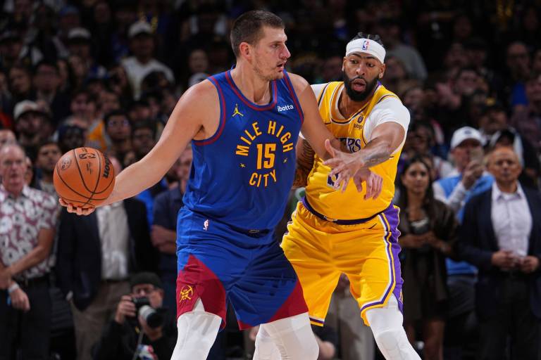 Los Nuggets de Denver inician la defensa de su título con victoria sobre los Lakers de Los Ángeles