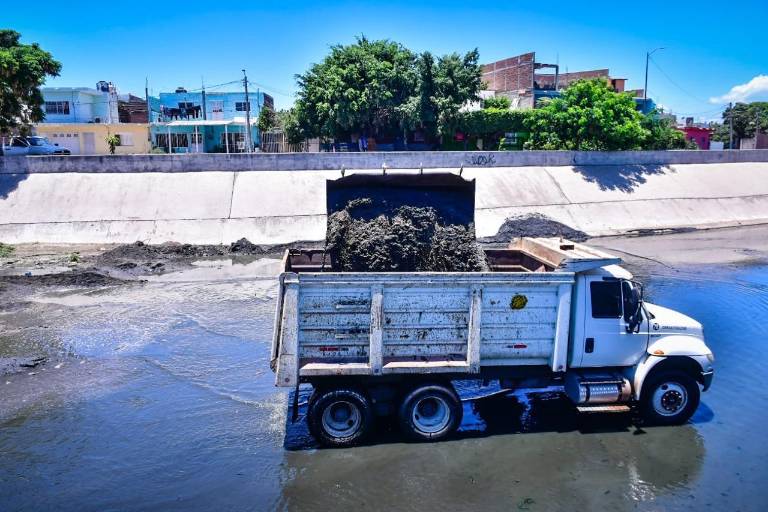 Para evitar inundaciones, limpian canales de Mazatlán