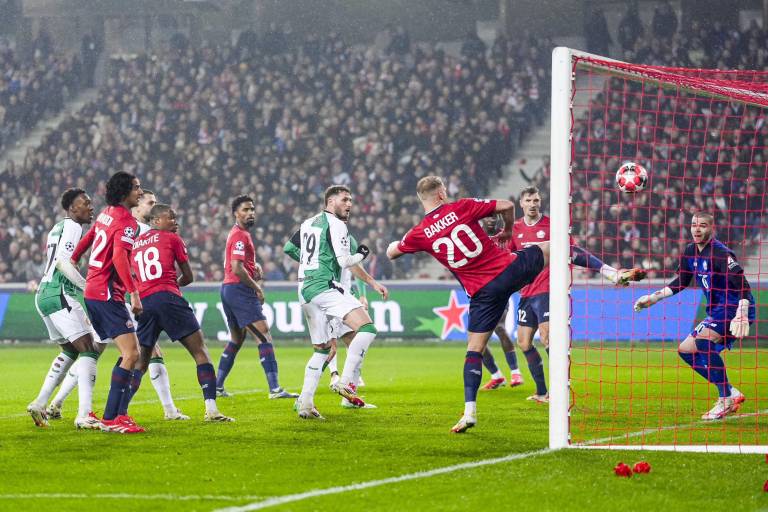Santiago Giménez marca el único gol del Feyenoord y sale lesionado