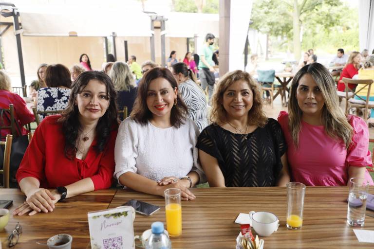Edna Fong celebra entre amigas