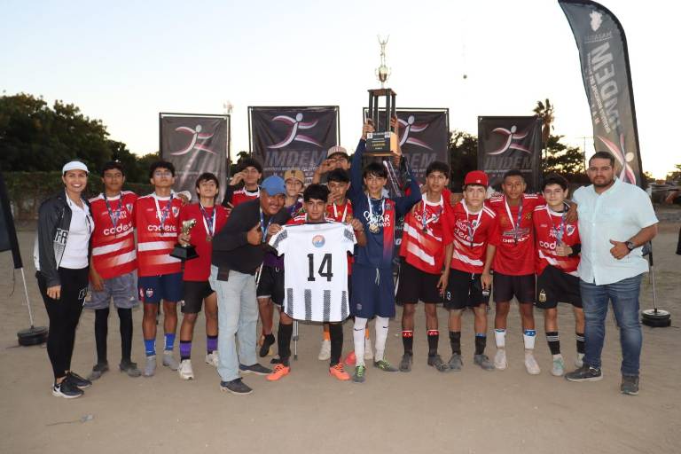 Premian a los campeones del Torneo de Futbol de las Colonias Populares