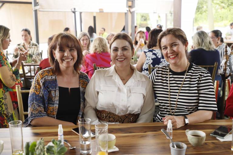 Edna Fong celebra entre amigas