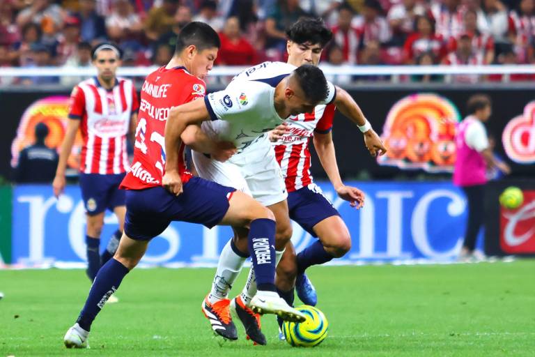 Chivas se impone a Pumas en regreso de Chicharito