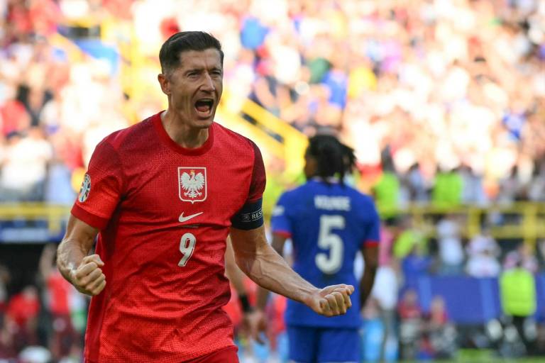 Mbappé y Lewandowski empatan a penales, Francia avanza a octavos como segunda