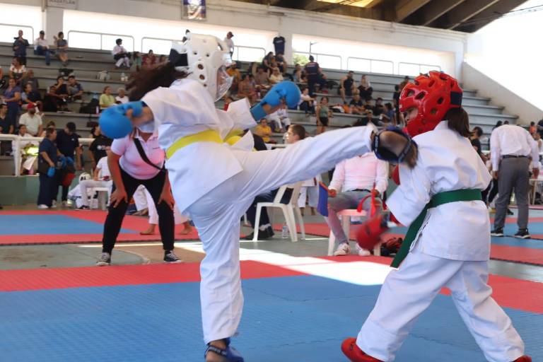 Lucen artemarcialistas infantiles en Copa de Karate Noroeste