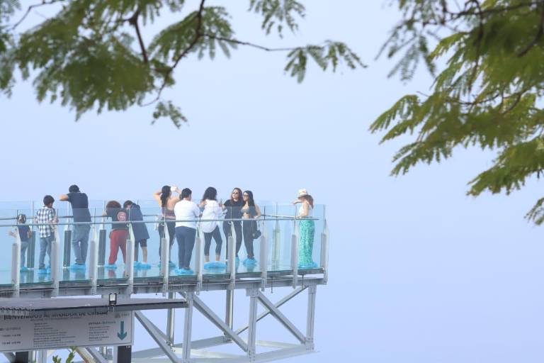 Pese a la niebla, visitantes no se pierden del faro de Mazatlán