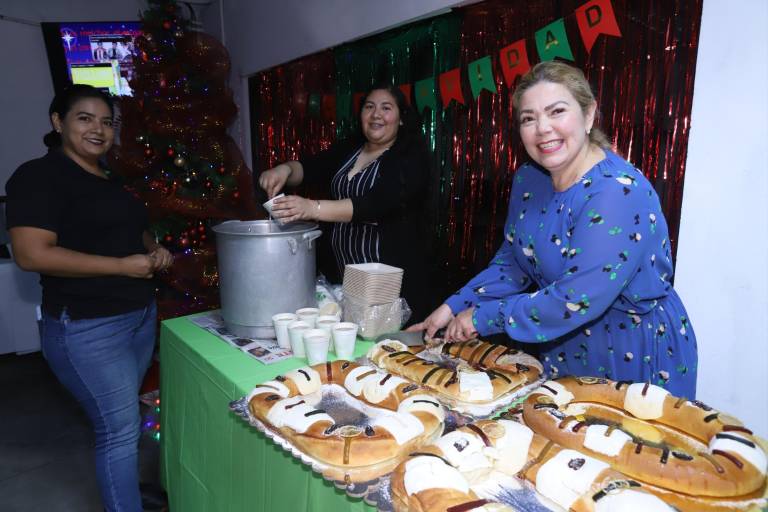 Colaboradores de Datemex comparten la Rosca de Reyes