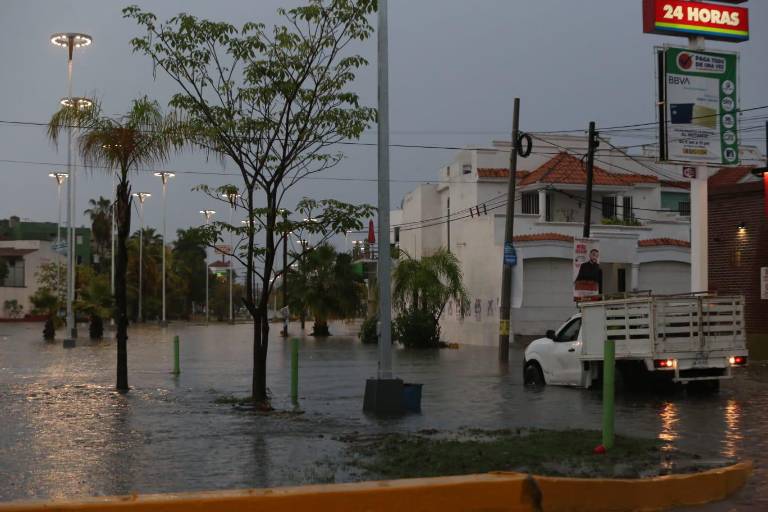En Mazatlán, 10 carros quedan varados por la tormenta