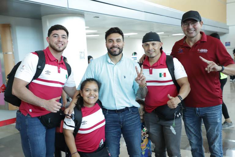 Llegan los paralímpicos Pauleth Mejía, Luis Carlos López y el entrenador Francisco Galarza