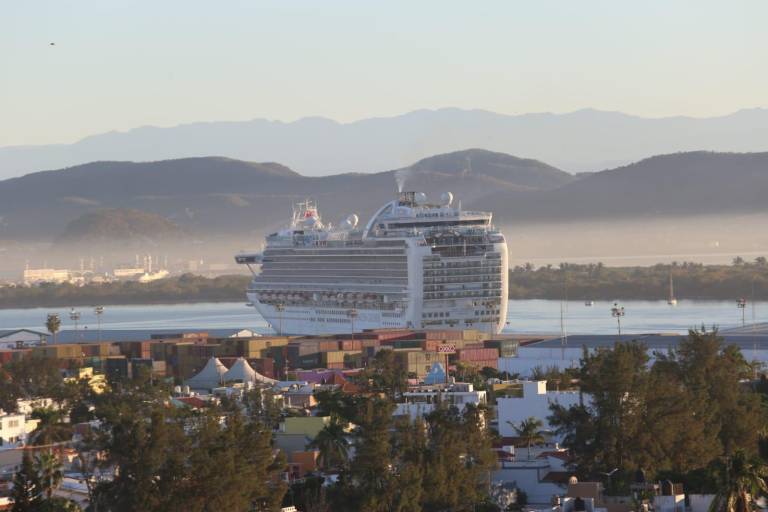 En Puerto Vallarta impiden desembarco de crucero por casos de Covid; antes, estuvo en Mazatlán