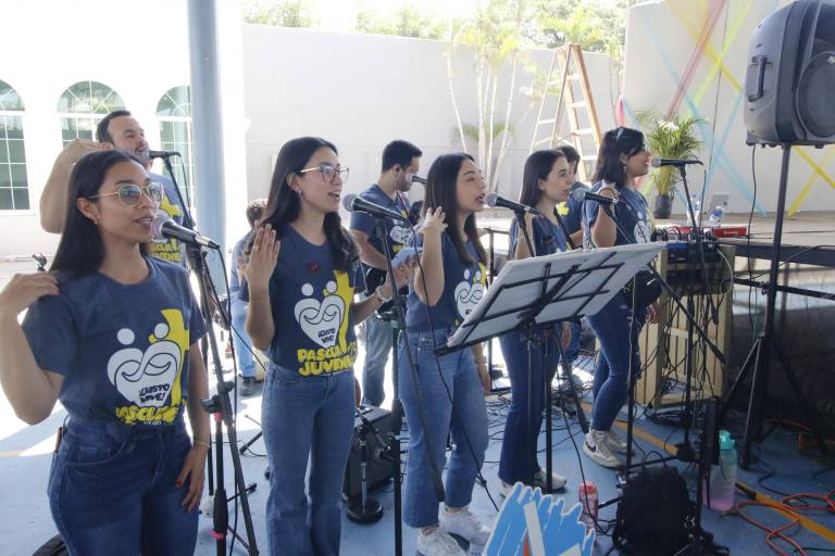 Viven los jóvenes un encuentro con Jesús