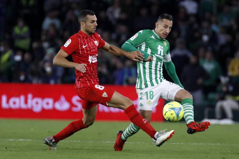Guardado y Lainez pierden el derbi en Sevilla