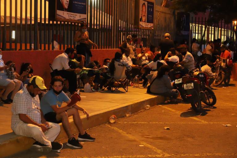 Demanda de vacuna contra el Covid en Mazatlán supera dosis y organización y jornada termina en caos
