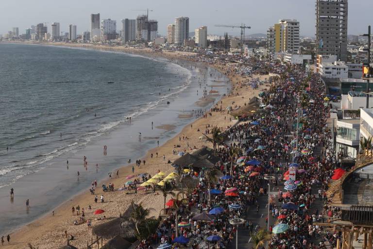 Desfile del Carnaval de Mazatlán atrae a miles al malecón