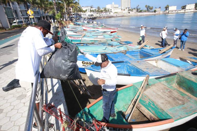 Limpian playas de Mazatlán para concientizar en Día del Medio Ambiente