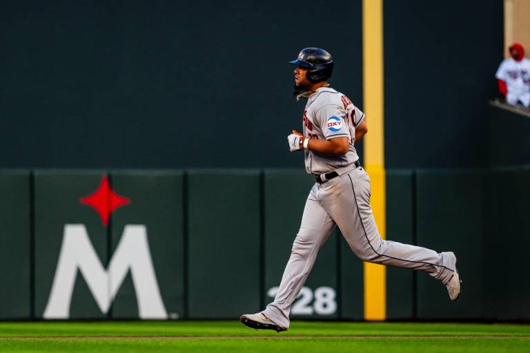 José Abreu guía trueno de Astros para vencer a Mellizos en el Juego 3 de la SDLA