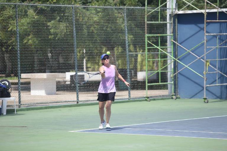 Domina Muralla a Club Cachoras en Tenis Bajo Techo