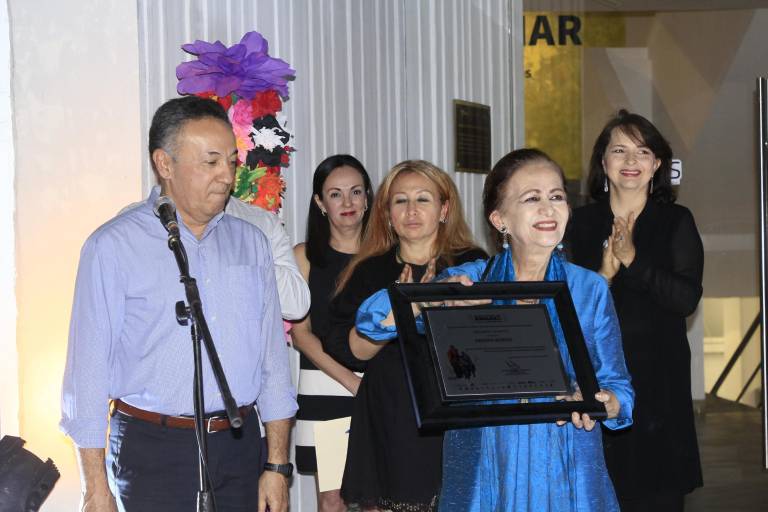 Celebra Sandra Robles 50 años de trayectoria artística