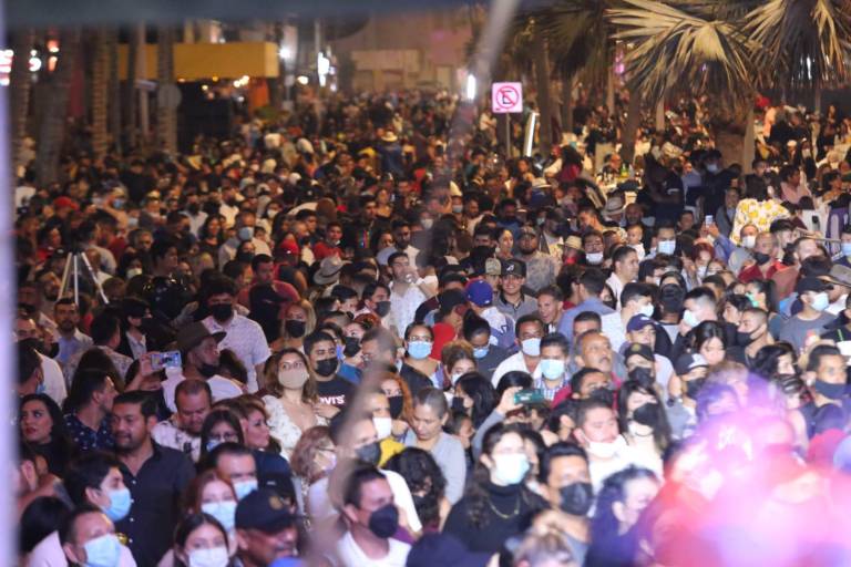 Alcalde de Mazatlán dice que no es su responsabilidad evitar contagios de Covid por eventos masivos