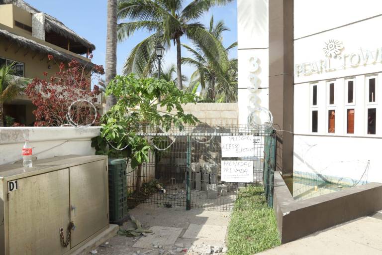 Reconstruyen barda derribada en acceso a la playa en Sábalo Cerritos