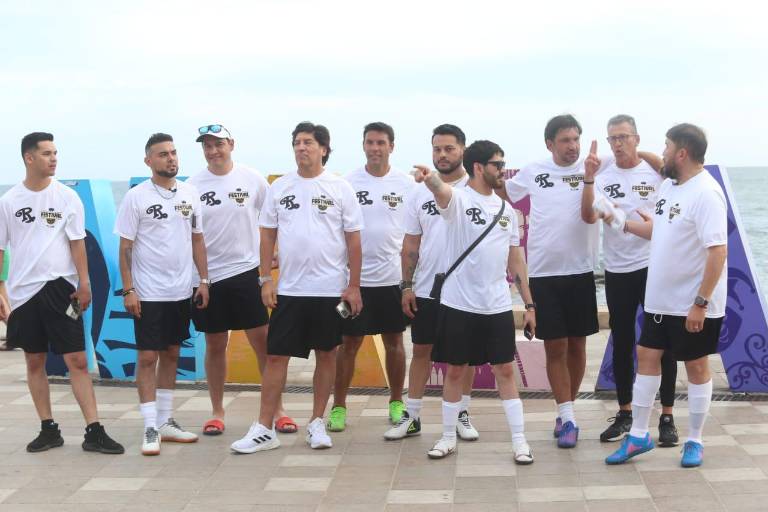 Ex futbolistas profesionales y músicos de El Recodo graban en el Malecón de Mazatlán