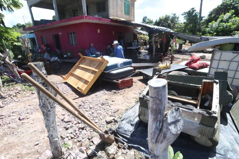 Limpian sus casas afectados por desbordamiento del Río Baluarte; intentan recuperar parte de sus pertenencias y animales
