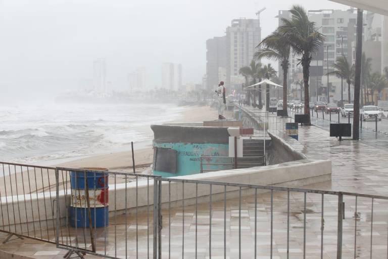 Las lluvias provocadas por la tormenta Enrique paralizan a Mazatlán