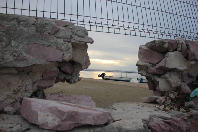 Lucha el barrio de El Manglito por playas libres en Baja California Sur