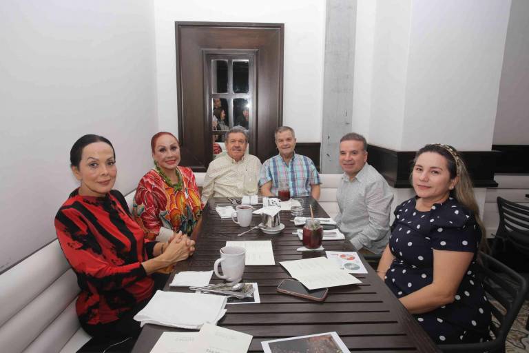 Disfrutan de cena y contribuyen a una noble causa