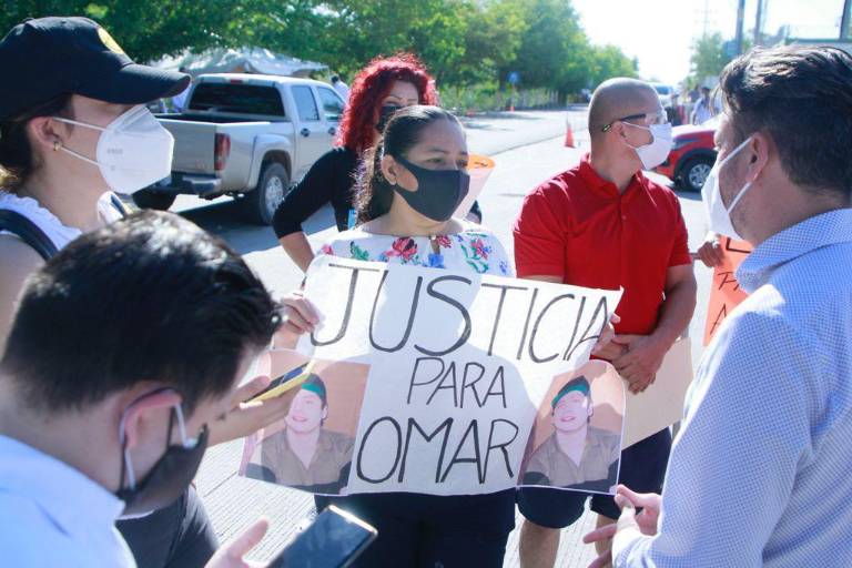Sinaloenses esperan a AMLO afuera de la base militar El Sauz, en Culiacán, para exponerle demandas de justicia