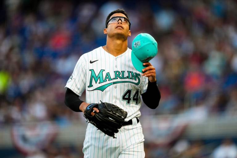 Luzardo luce en la loma y los Marlins de Schumaker vencen a Mets