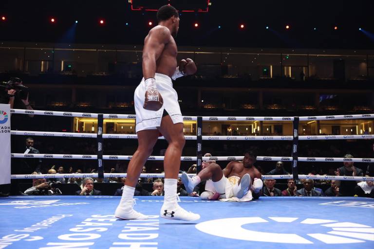 Anthony Joshua propina brutal nocaut sobre Francis Ngannou